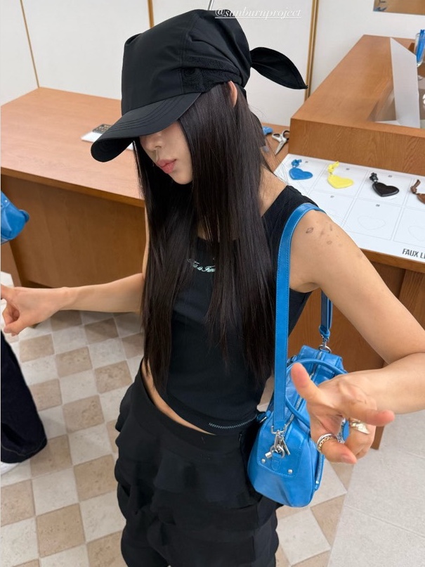 THIS IS FINE Ribbed Sleeveless Top Black 착용 스타일 - 1