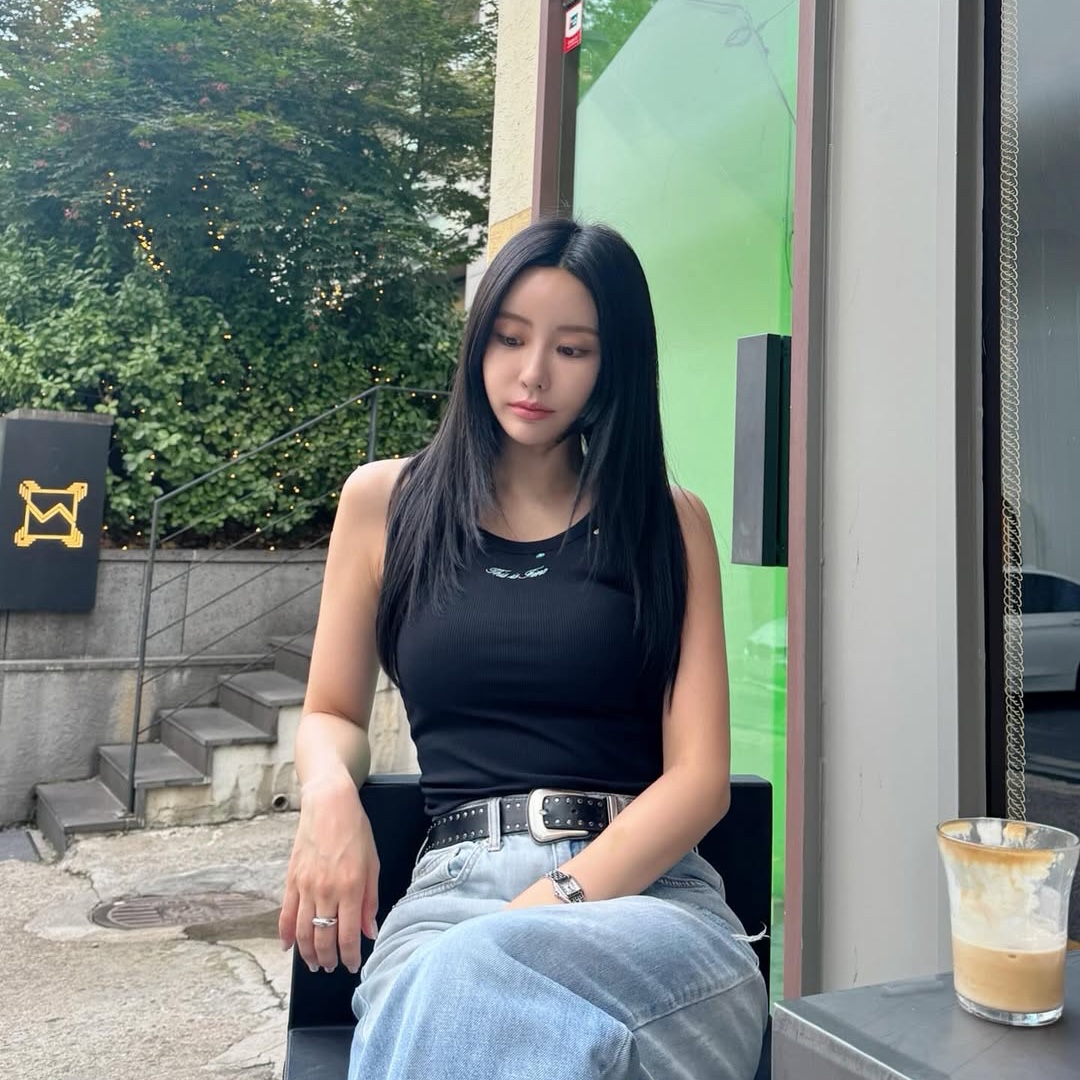 THIS IS FINE Ribbed Sleeveless Top Black 착용 스타일 - 3