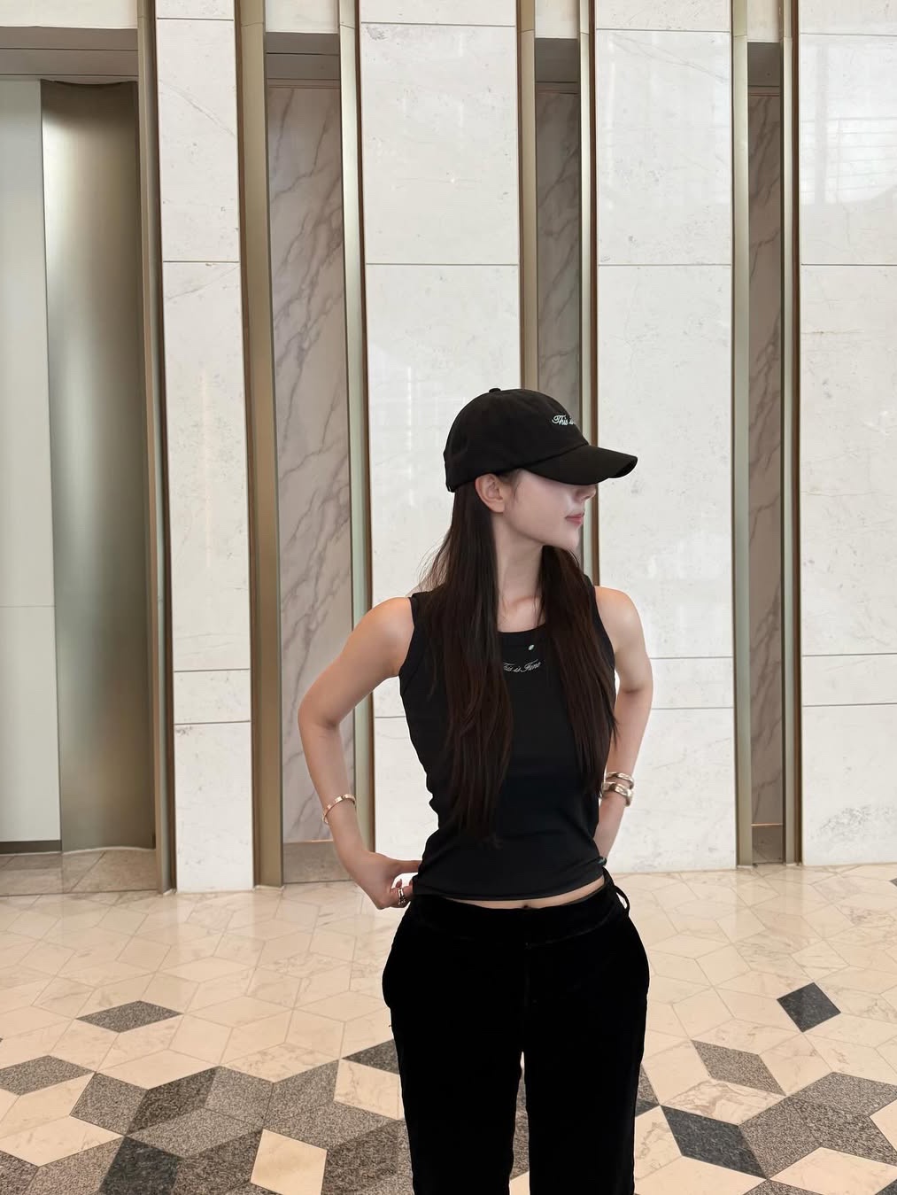 THIS IS FINE Ribbed Sleeveless Top Black, THIS IS FINE Signature Ball Cap Black 착용 스타일 - 1