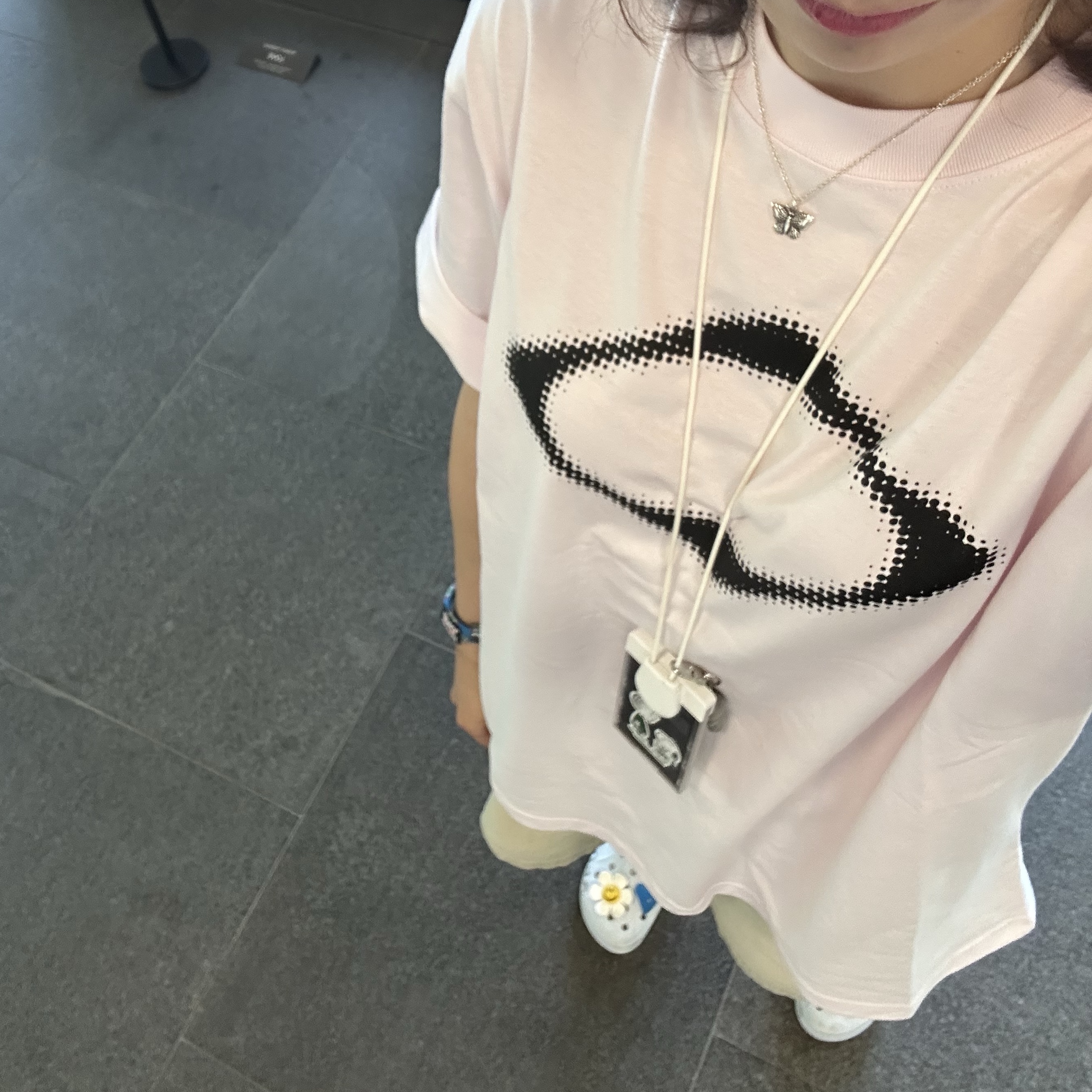 (W) Mischief Rhombus Blur T-Shirts Light Pink, Mischief Rhombus Carabiner Mini Pouch Charcoal 착용 스타일 - 3