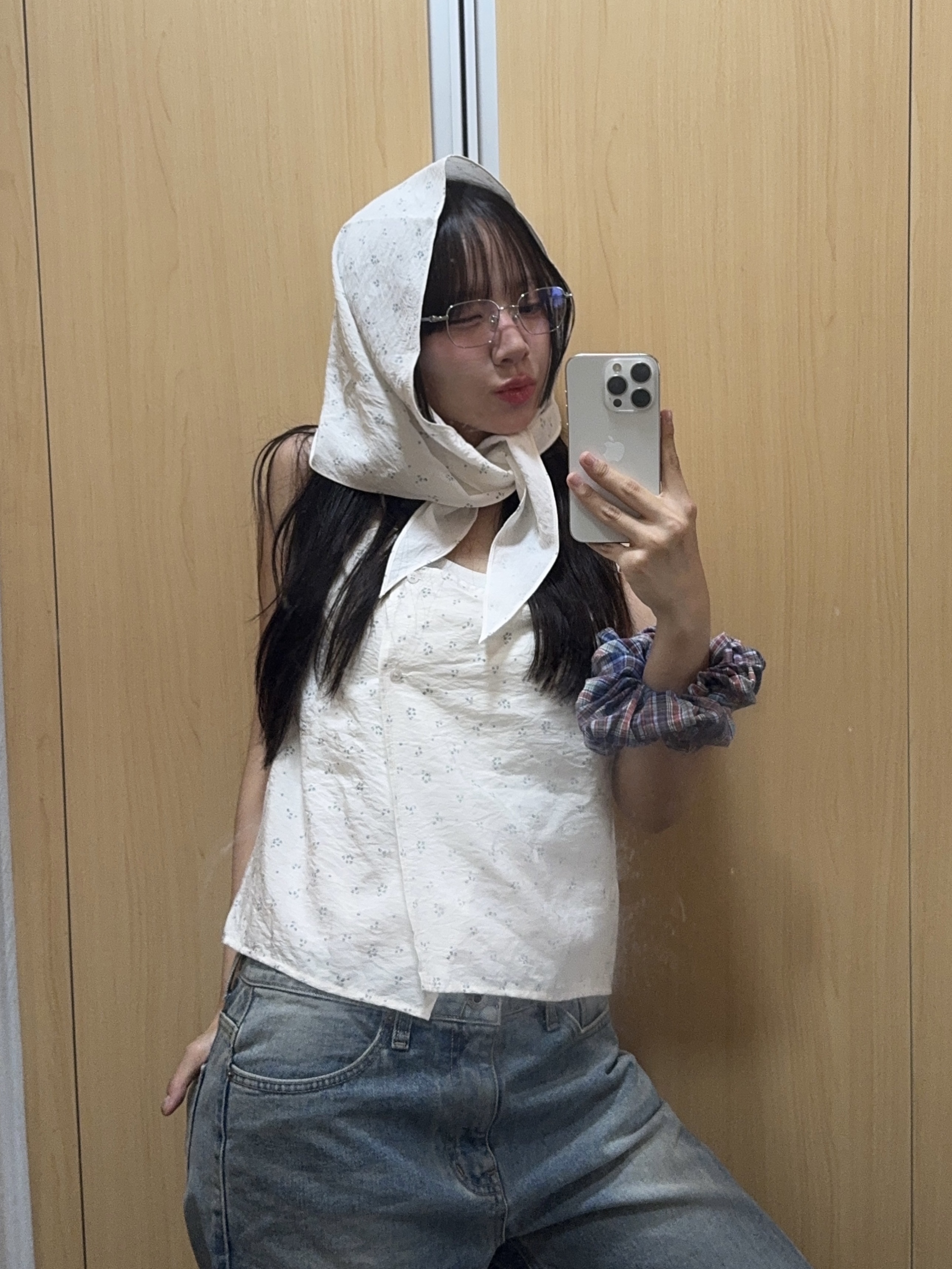 Nff Check Scrunchie Big Blue 착용 스타일 - 1