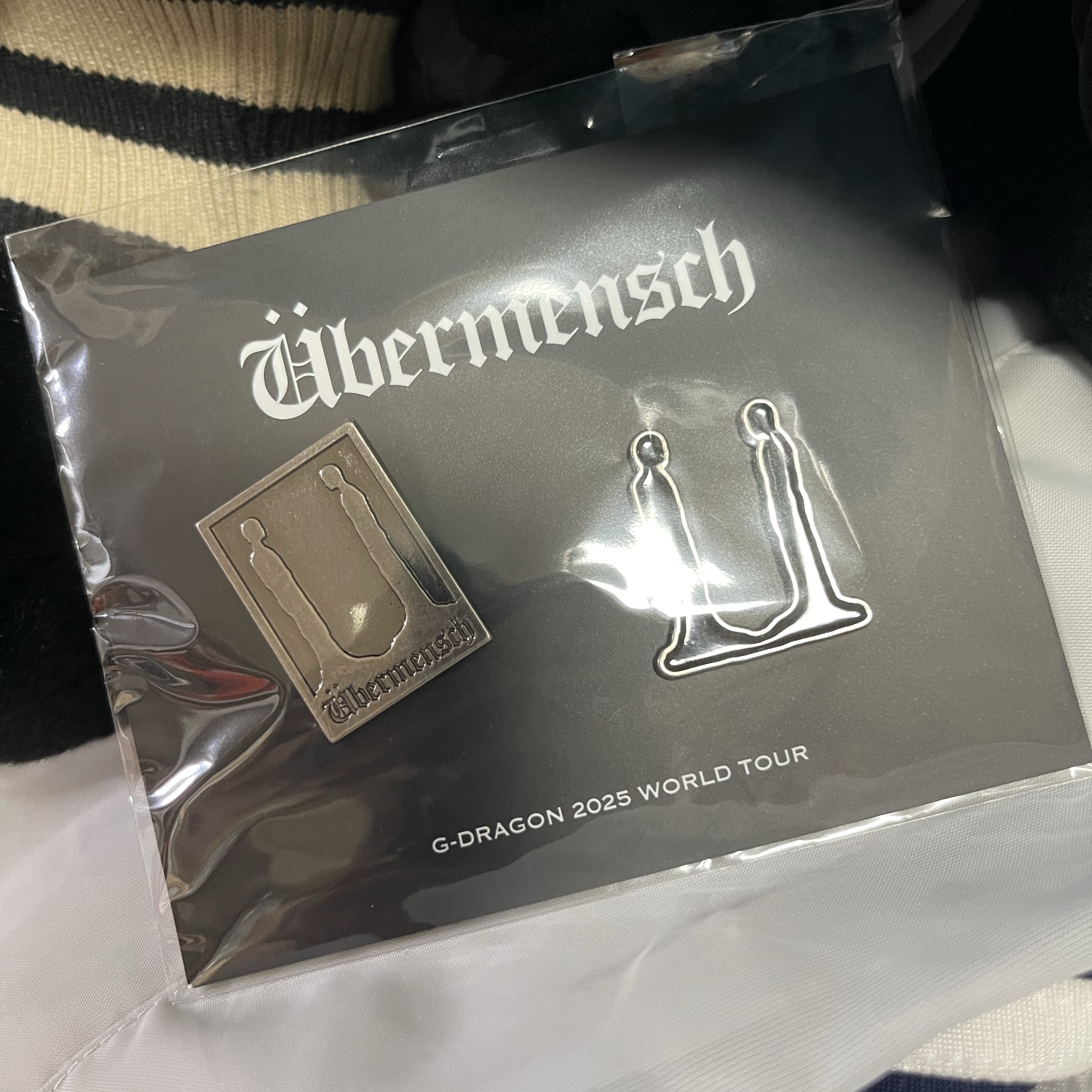 G-DRAGON Ubermensch Metal Badge (Set of 2) 착용 스타일