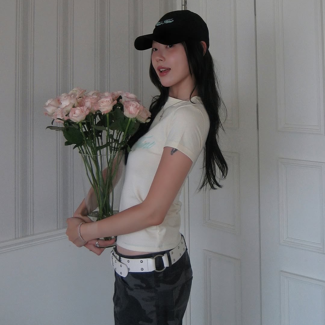 THIS IS FINE Cropped Signature Tee Cream, THIS IS FINE Signature Ball Cap Black 착용 스타일 - 3