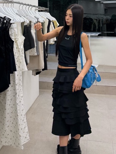 THIS IS FINE Ribbed Sleeveless Top Black 착용 스타일 - 2