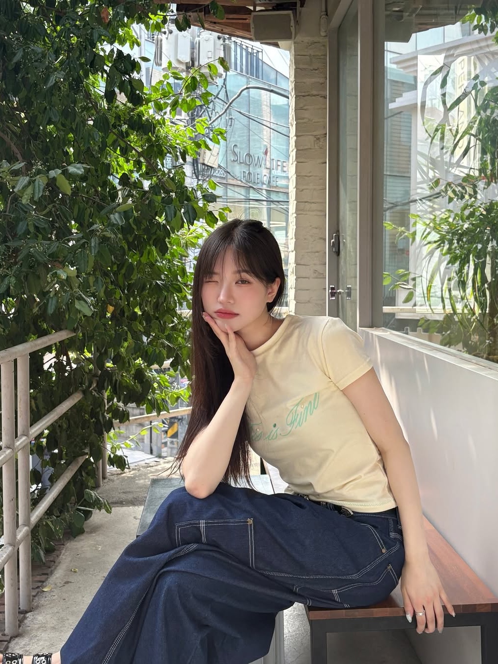 THIS IS FINE Cropped Signature Tee Cream 착용 스타일 - 2