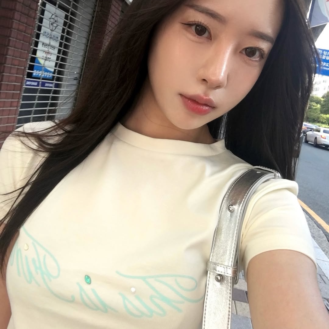 THIS IS FINE Cropped Signature Tee Cream, THIS IS FINE Signature Ball Cap Black 착용 스타일 - 3