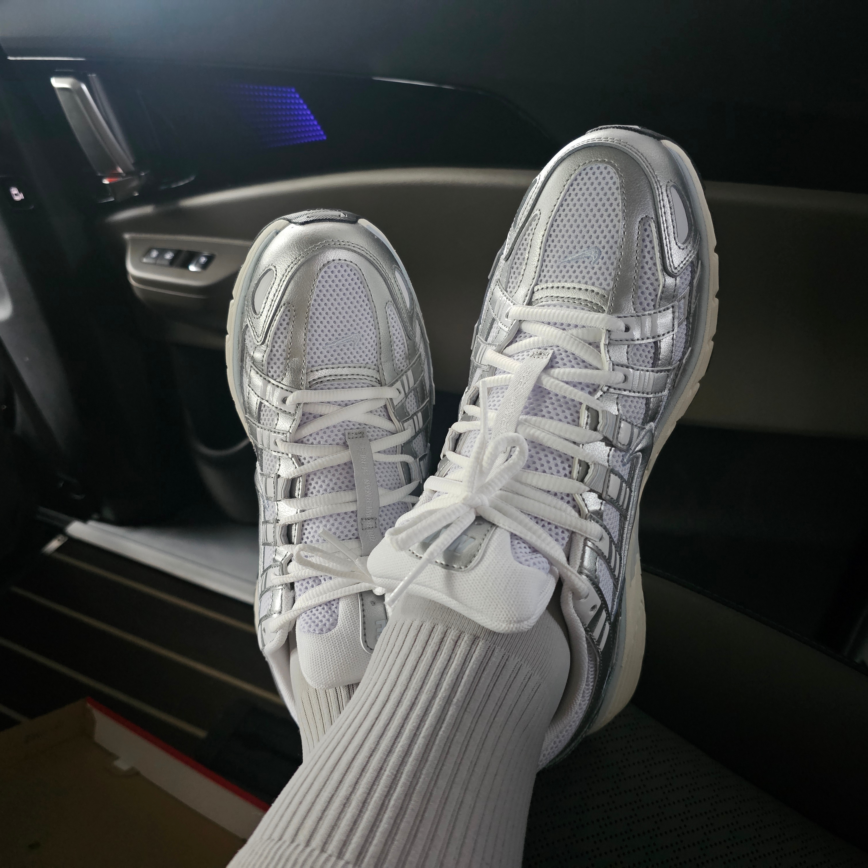 (W) Nike P-6000 White Blue Tint 착용 스타일