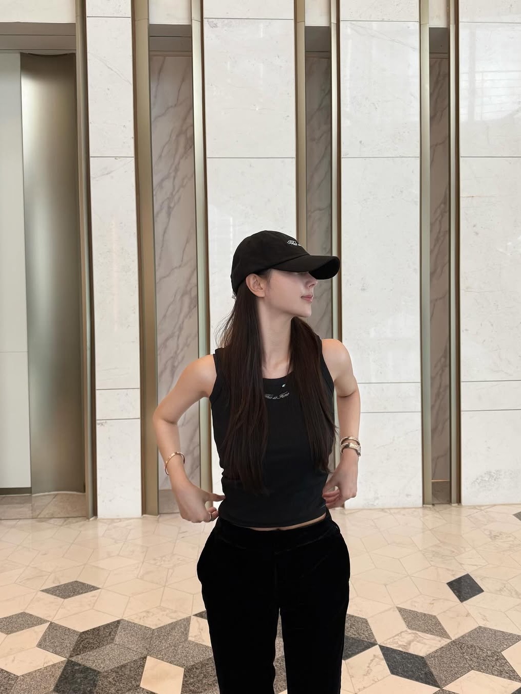 THIS IS FINE Ribbed Sleeveless Top Black, THIS IS FINE Signature Ball Cap Black 착용 스타일 - 2