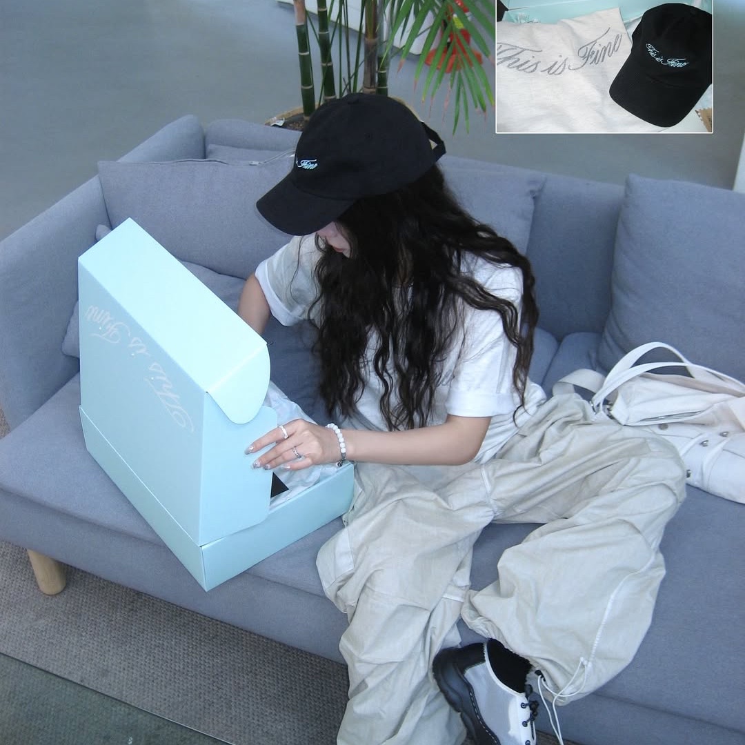 THIS IS FINE Oversized Signature Tee Oat, THIS IS FINE Signature Ball Cap Black 착용 스타일 - 2