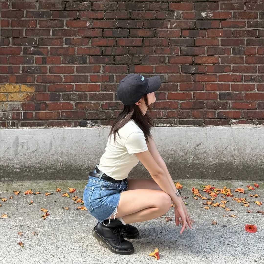 THIS IS FINE Cropped Signature Tee Cream, THIS IS FINE Signature Ball Cap Black 착용 스타일 - 5