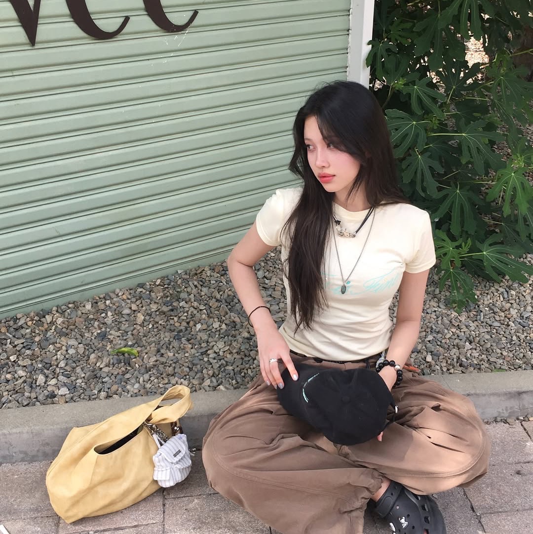 THIS IS FINE Cropped Signature Tee Cream, THIS IS FINE Signature Ball Cap Black 착용 스타일 - 4