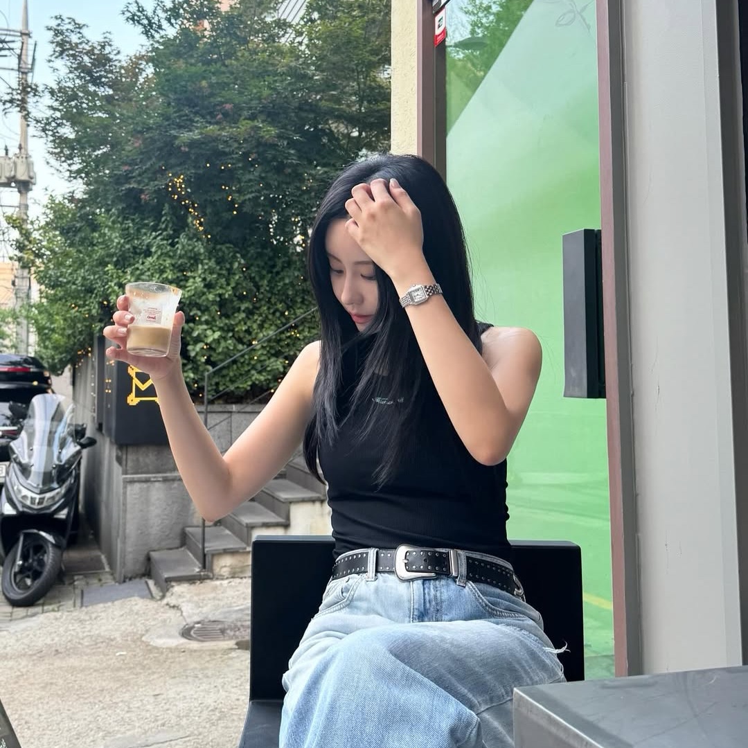 THIS IS FINE Ribbed Sleeveless Top Black 착용 스타일 - 2