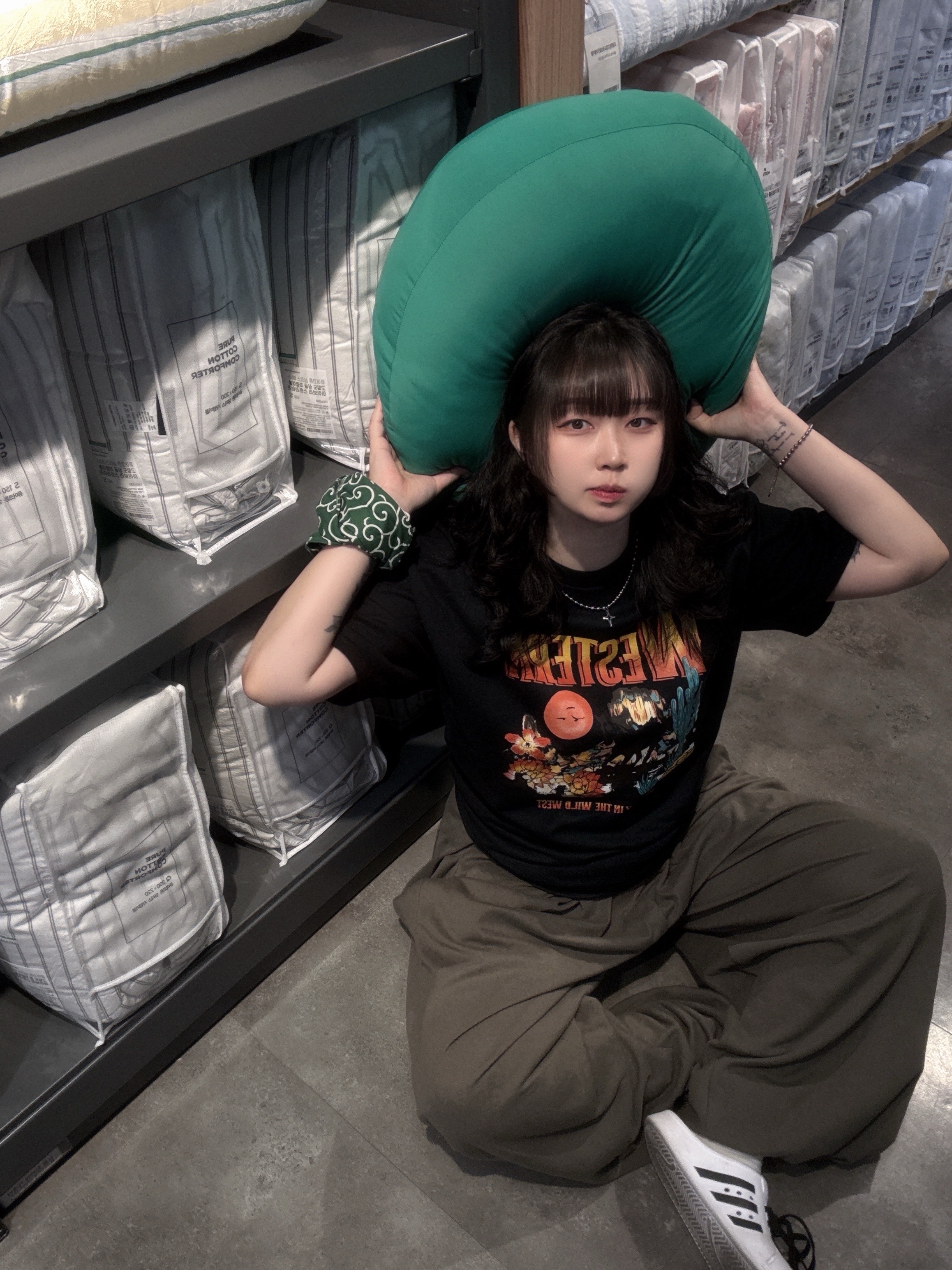 Gildan X American Collection Western T-Shirt Black 착용 스타일 - 5