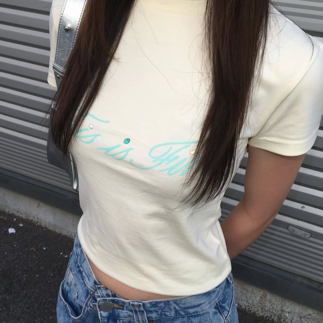 THIS IS FINE Cropped Signature Tee Cream, THIS IS FINE Signature Ball Cap Black 착용 스타일 - 4