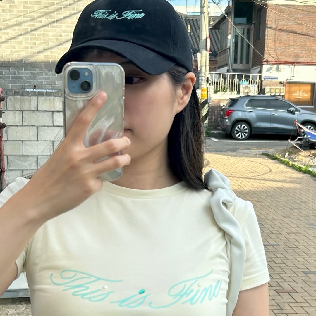 THIS IS FINE Cropped Signature Tee Cream, THIS IS FINE Signature Ball Cap Black 착용 스타일 - 4