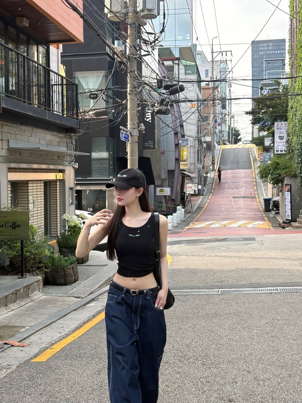 THIS IS FINE Ribbed Sleeveless Top Black, THIS IS FINE Signature Ball Cap Black 착용 스타일 - 1