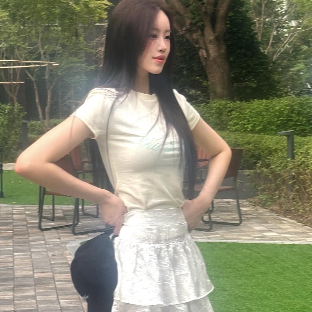 THIS IS FINE Cropped Signature Tee Cream, THIS IS FINE Signature Ball Cap Black 착용 스타일 - 1