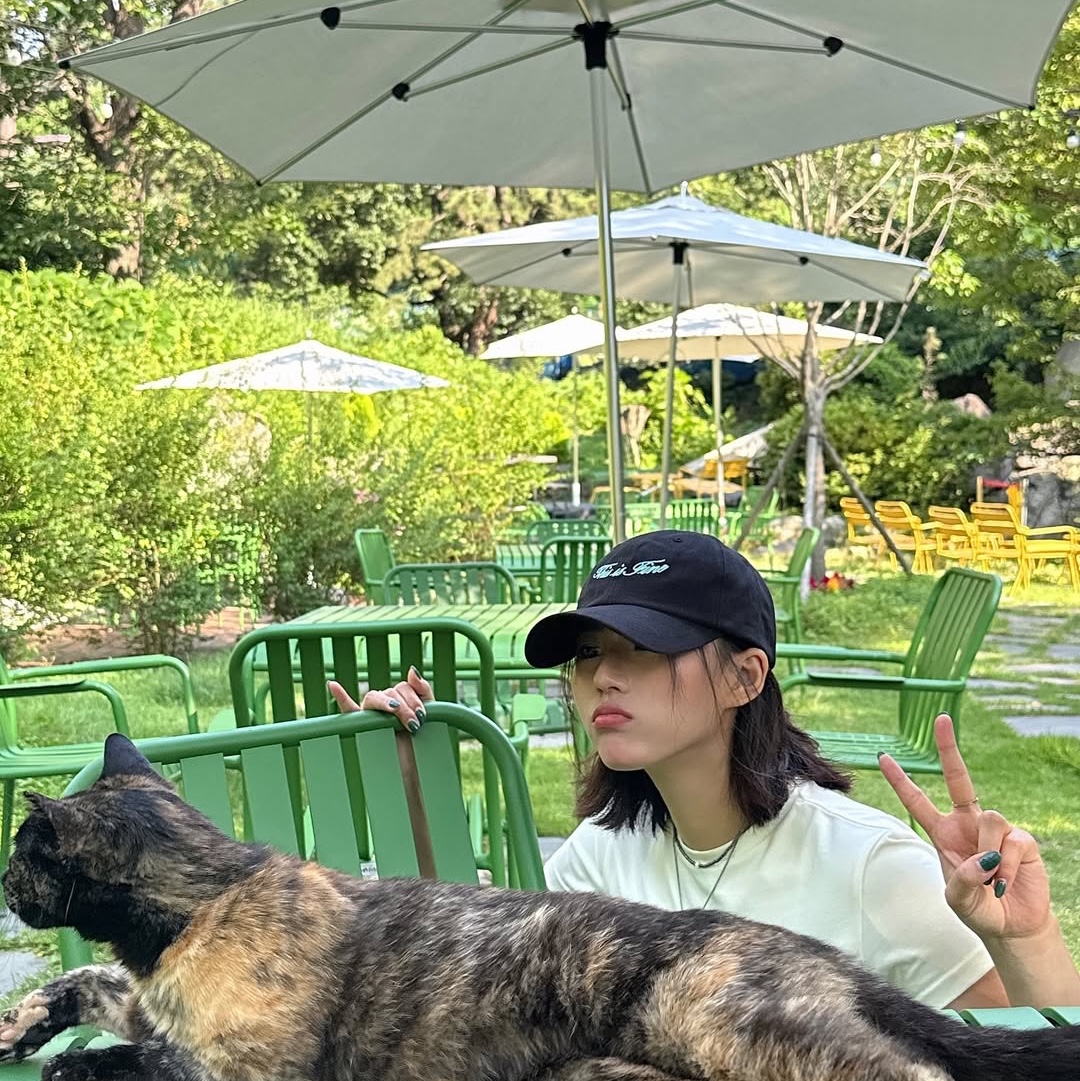 THIS IS FINE Cropped Signature Tee Cream, THIS IS FINE Signature Ball Cap Black 착용 스타일 - 3