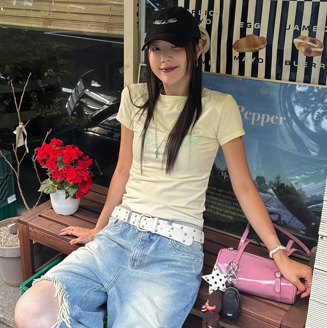 THIS IS FINE Cropped Signature Tee Cream, THIS IS FINE Signature Ball Cap Black 착용 스타일 - 7