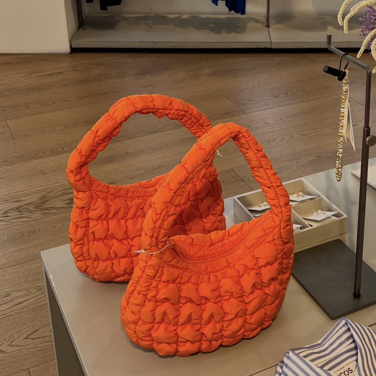 COS Quilted Mini Bag Orange 착용 스타일