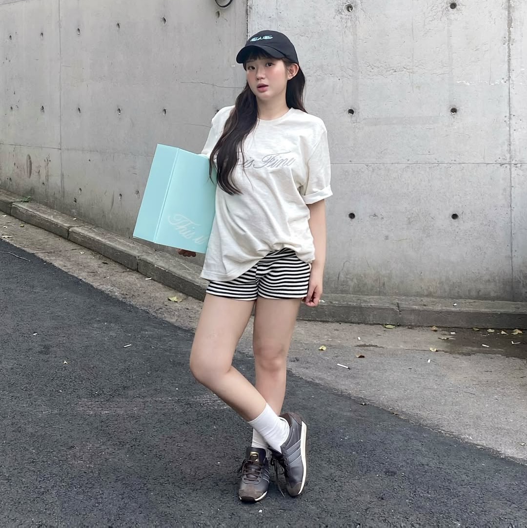 THIS IS FINE Oversized Signature Tee Oat, THIS IS FINE Signature Ball Cap Black 착용 스타일 - 2