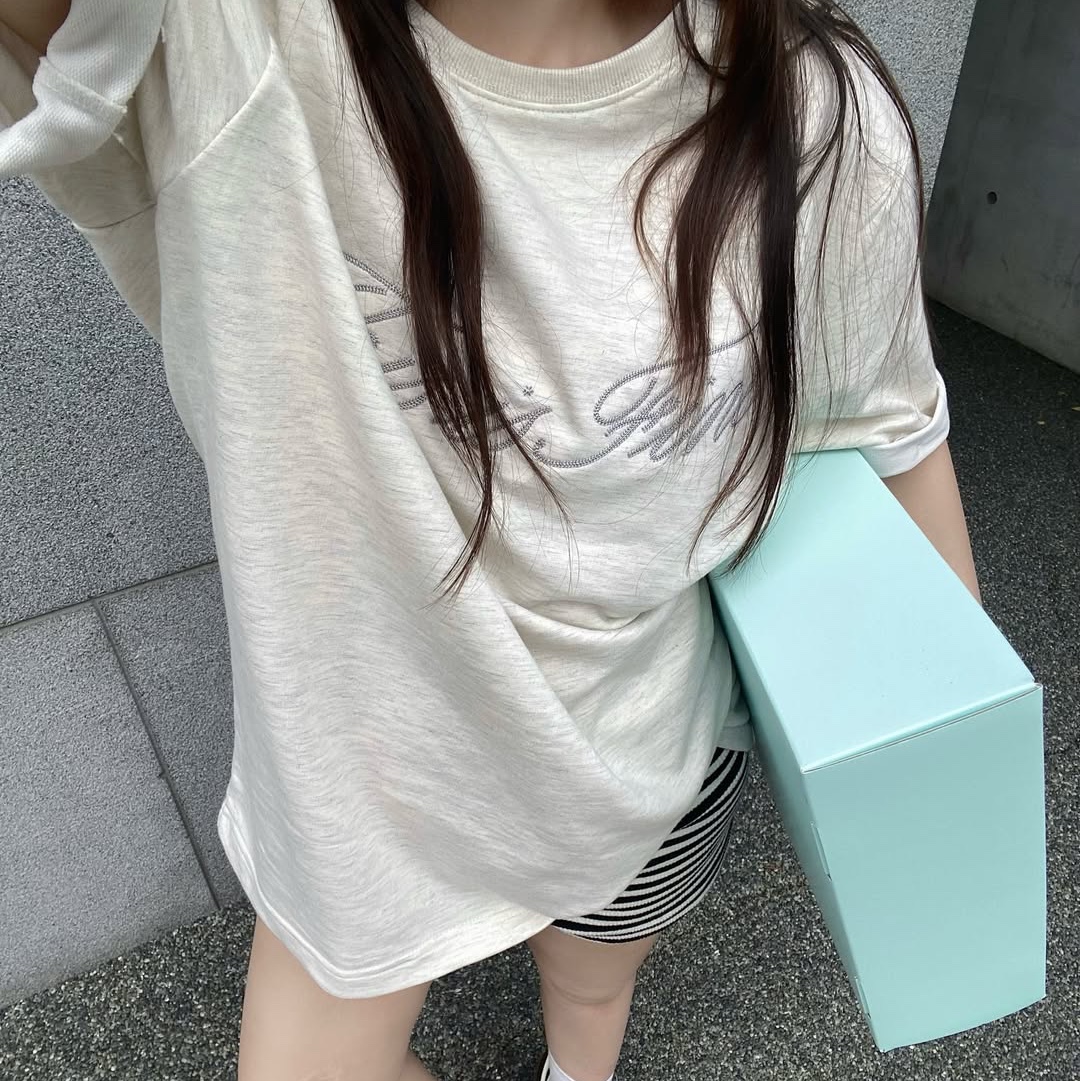 THIS IS FINE Oversized Signature Tee Oat, THIS IS FINE Signature Ball Cap Black 착용 스타일 - 6