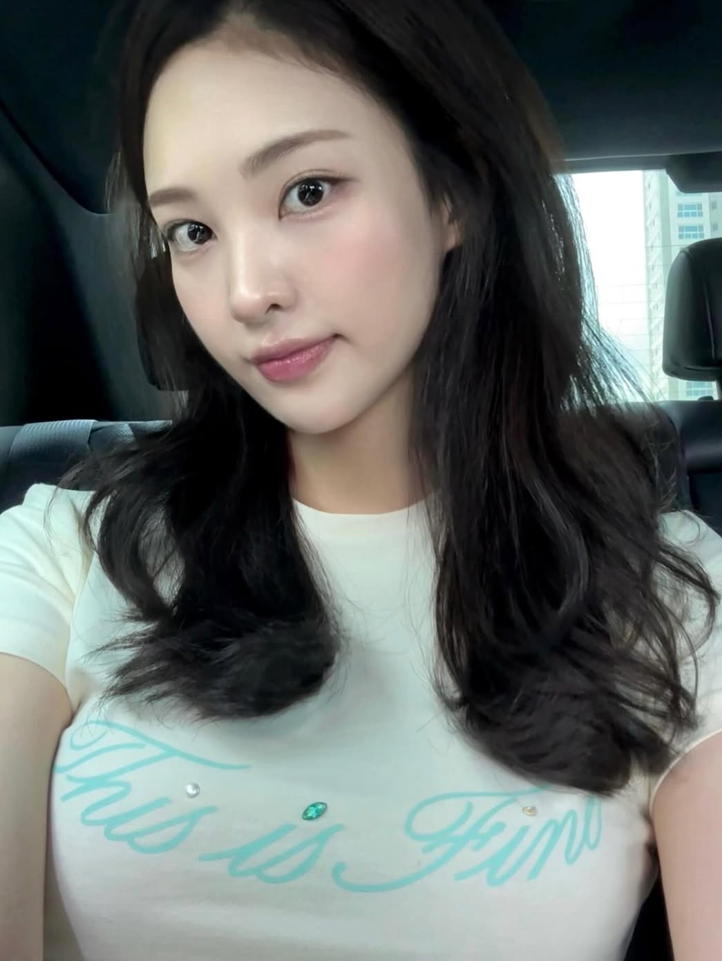 THIS IS FINE Cropped Signature Tee Cream, THIS IS FINE Signature Ball Cap Black 착용 스타일 - 1