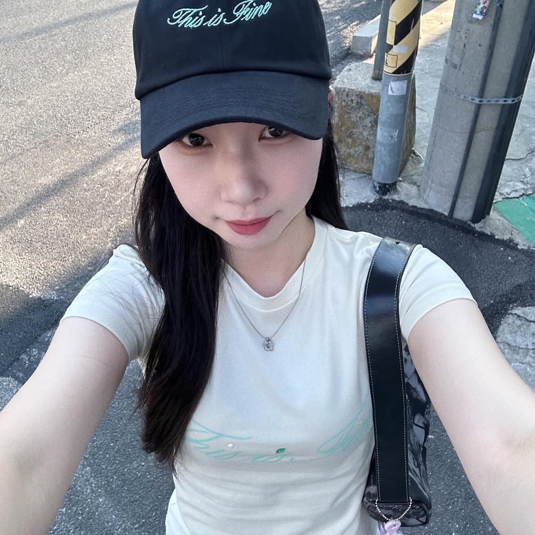 THIS IS FINE Cropped Signature Tee Cream, THIS IS FINE Signature Ball Cap Black 착용 스타일 - 5