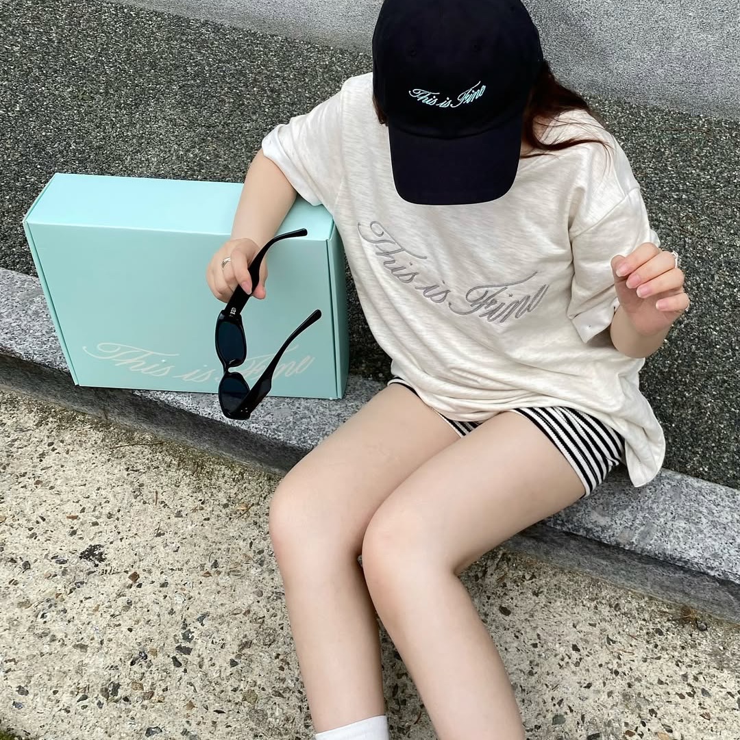 THIS IS FINE Oversized Signature Tee Oat, THIS IS FINE Signature Ball Cap Black 착용 스타일 - 3