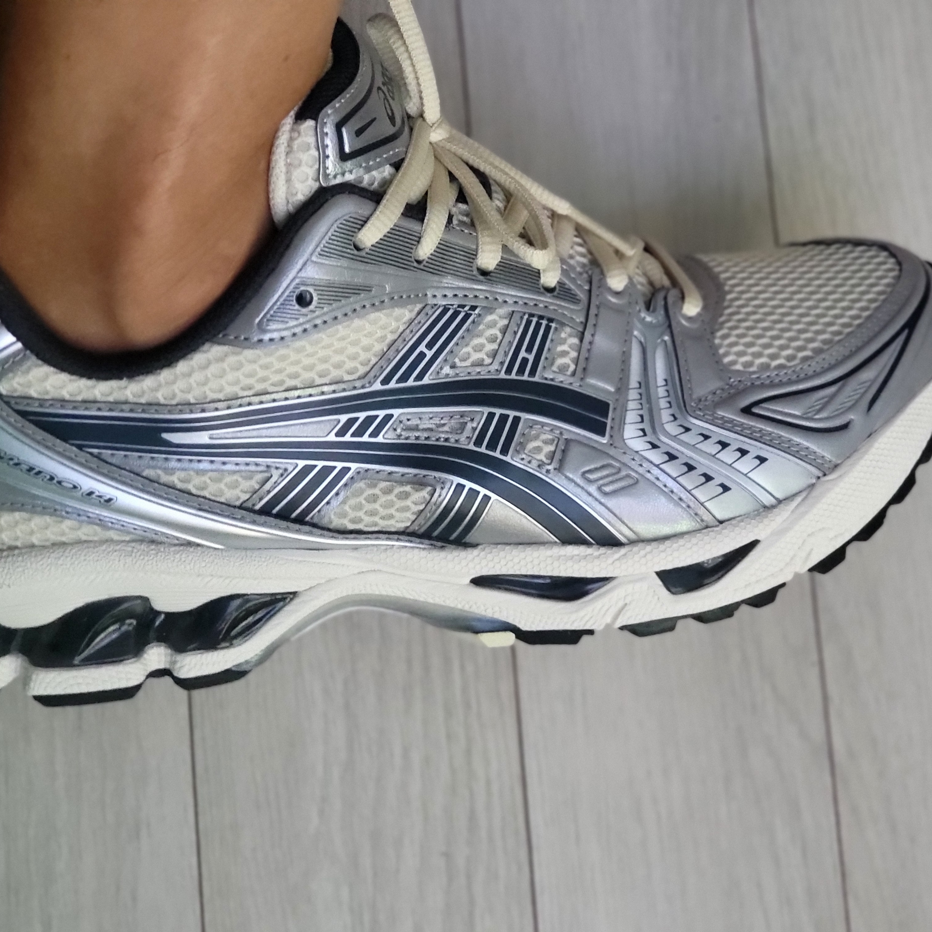 Asics Gel-Kayano 14 Oyster White Steeple Grey 착용 스타일 - 1