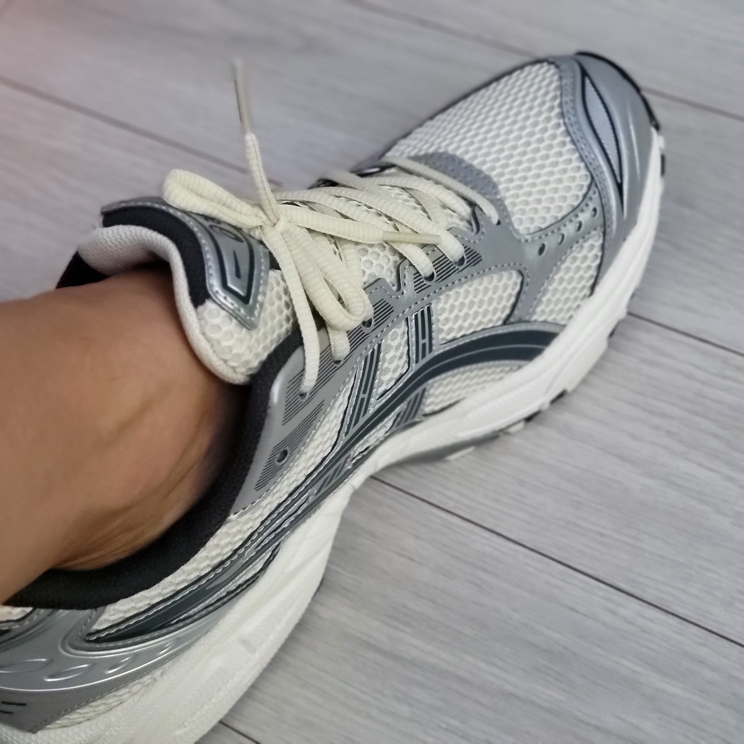 Asics Gel-Kayano 14 Oyster White Steeple Grey 착용 스타일 - 2