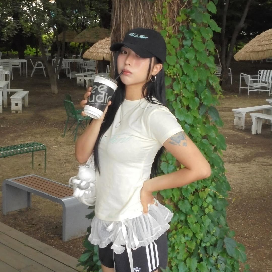 THIS IS FINE Cropped Signature Tee Cream, THIS IS FINE Signature Ball Cap Black 착용 스타일 - 2