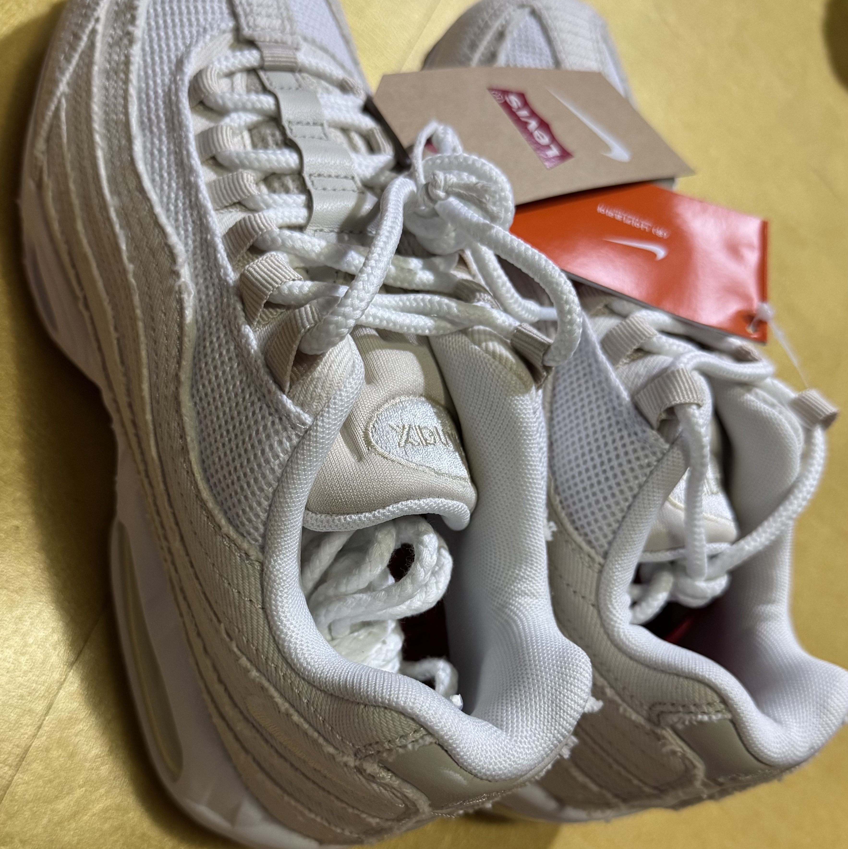 Nike x Levi's Air Max 95 White and Ecru 착용 스타일 - 3