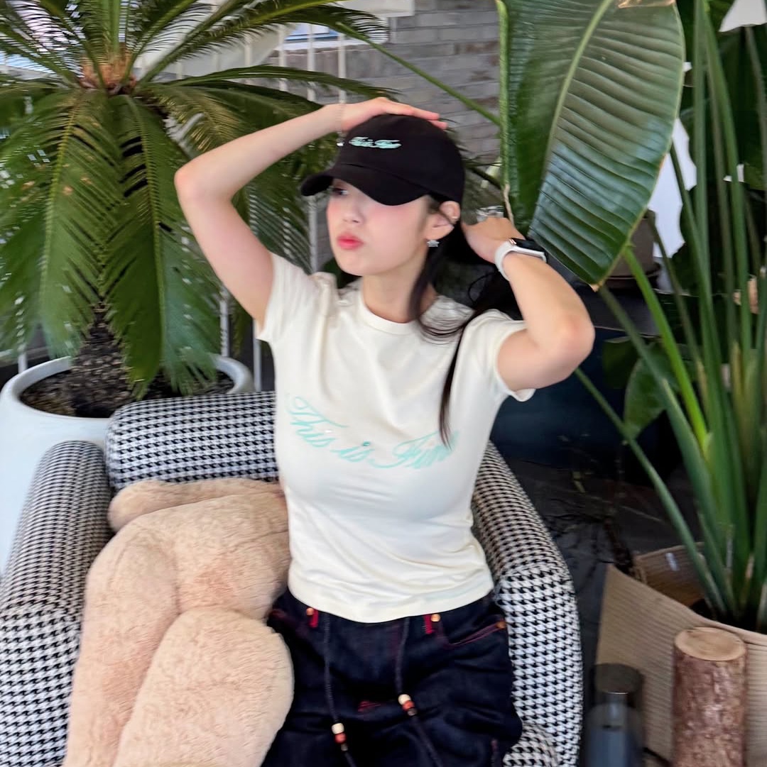 THIS IS FINE Ribbed Sleeveless Top Black, THIS IS FINE Signature Ball Cap Black 착용 스타일 - 5