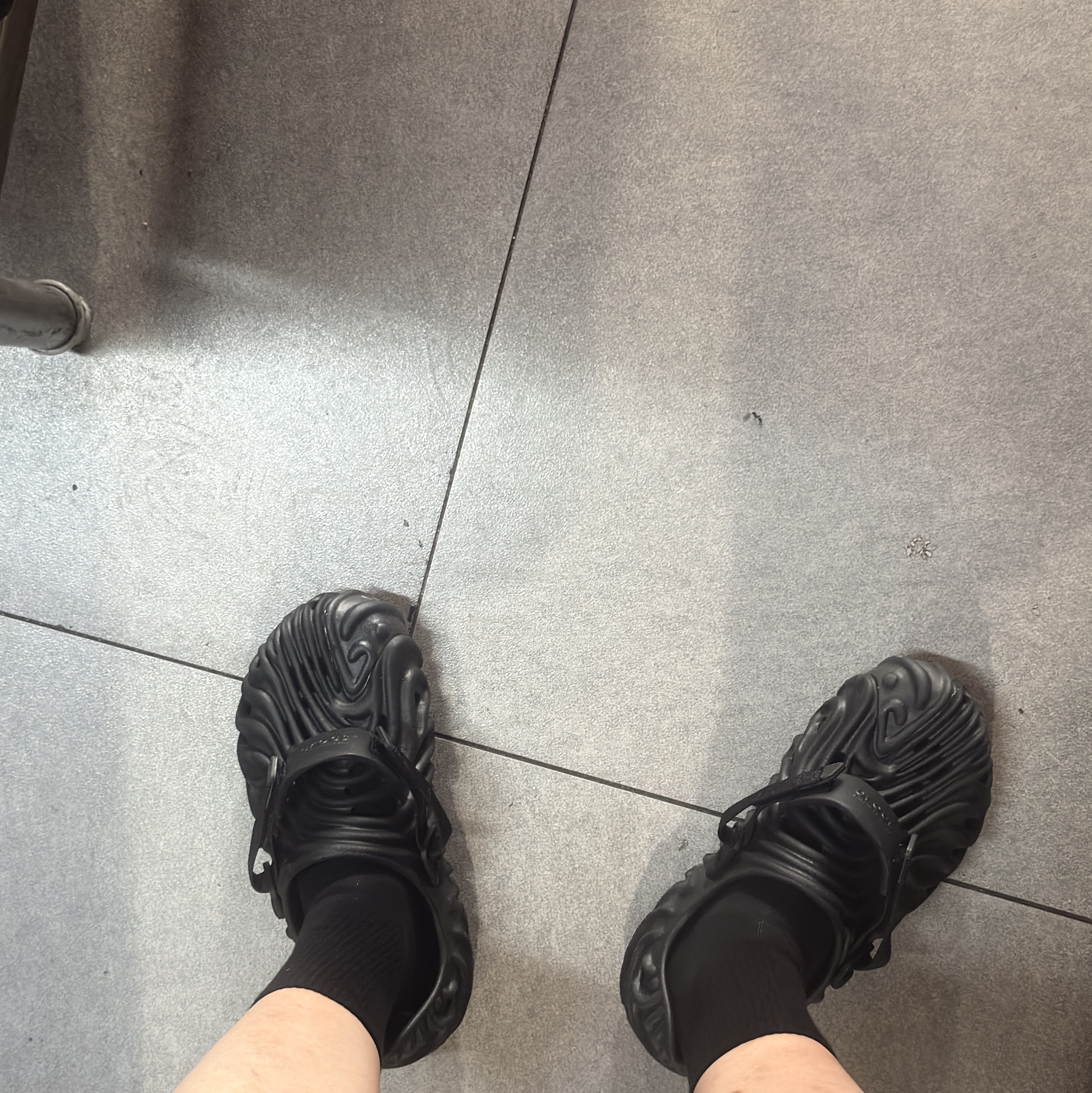Crocs x Salehe Bembury Pollex Clog Sasquatch 착용 스타일