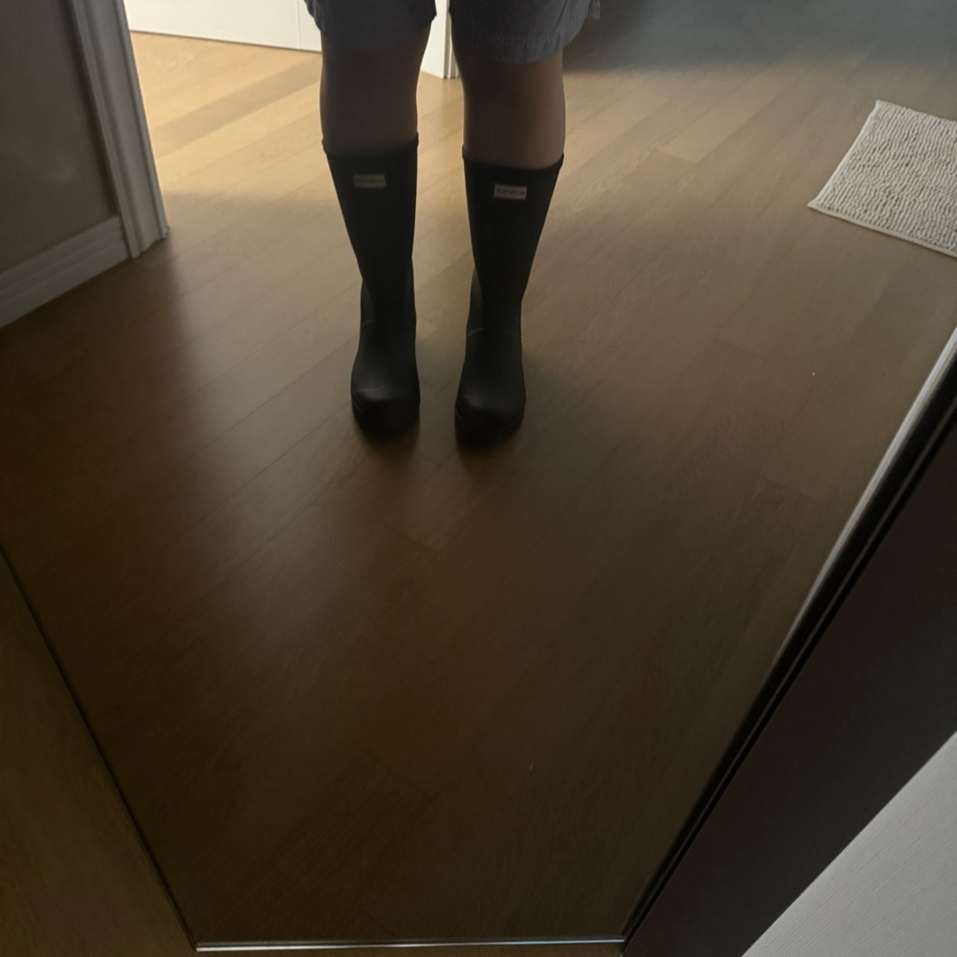(W) Hunter Play Tall Wellington Rain Boots Black 착용 스타일
