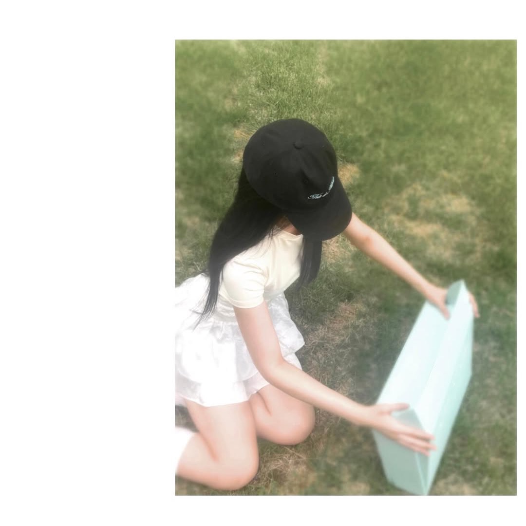 THIS IS FINE Cropped Signature Tee Cream, THIS IS FINE Signature Ball Cap Black 착용 스타일 - 4