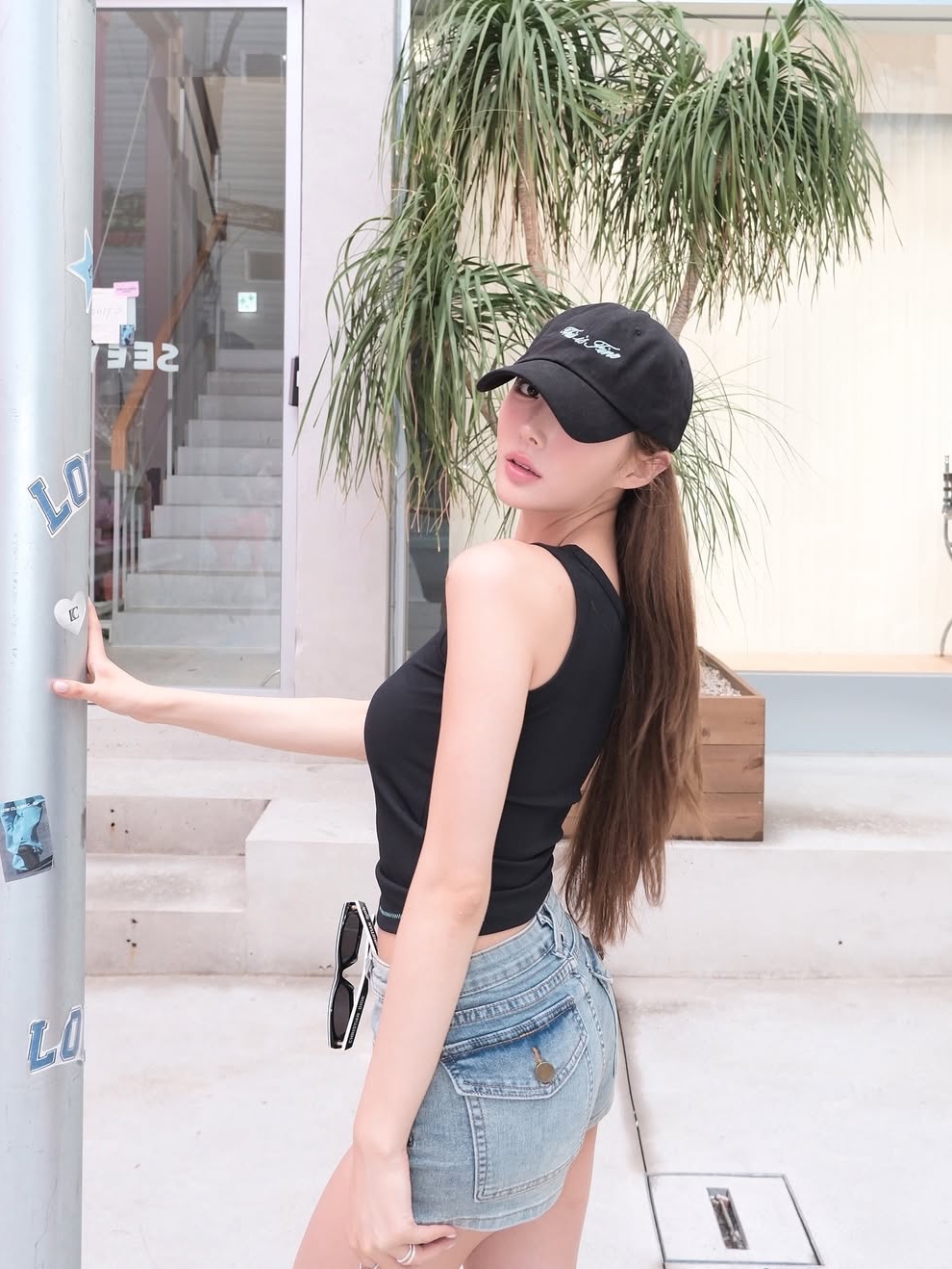 THIS IS FINE Ribbed Sleeveless Top Black, THIS IS FINE Signature Ball Cap Black 착용 스타일 - 4