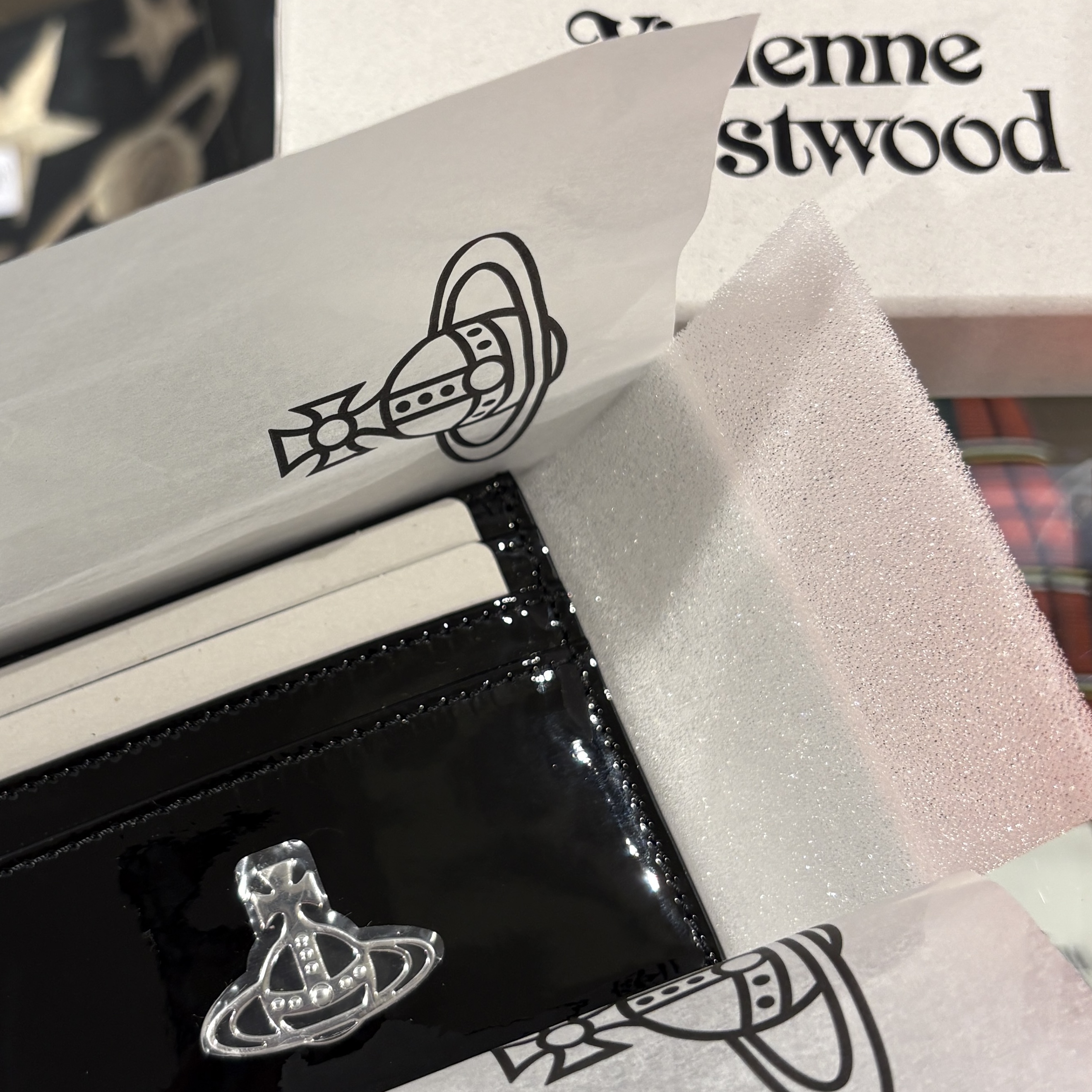 Vivienne Westwood Shiny Patent Card Holder Black 착용 스타일