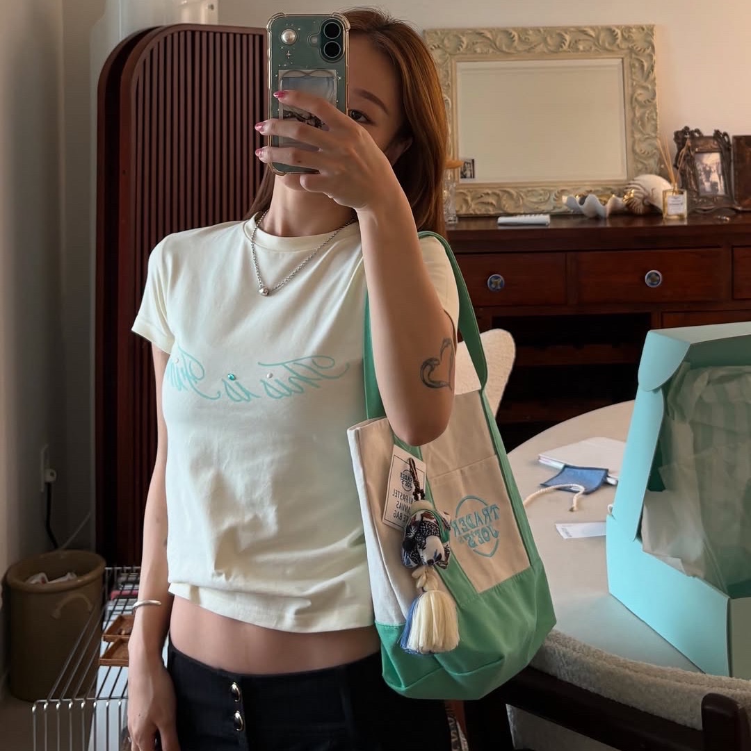 THIS IS FINE Cropped Signature Tee Cream 착용 스타일