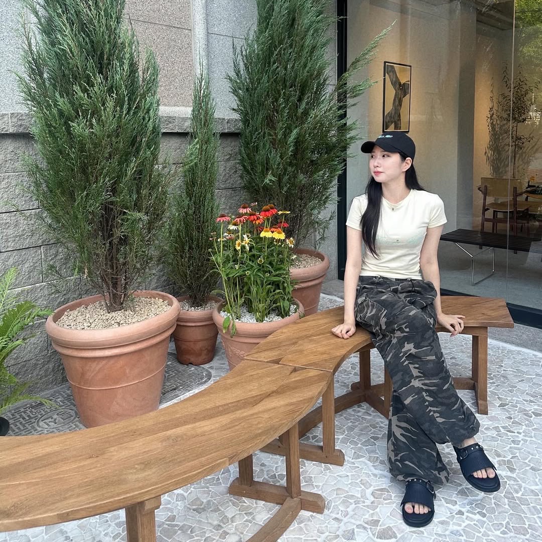 THIS IS FINE Cropped Signature Tee Cream, THIS IS FINE Signature Ball Cap Black 착용 스타일 - 3