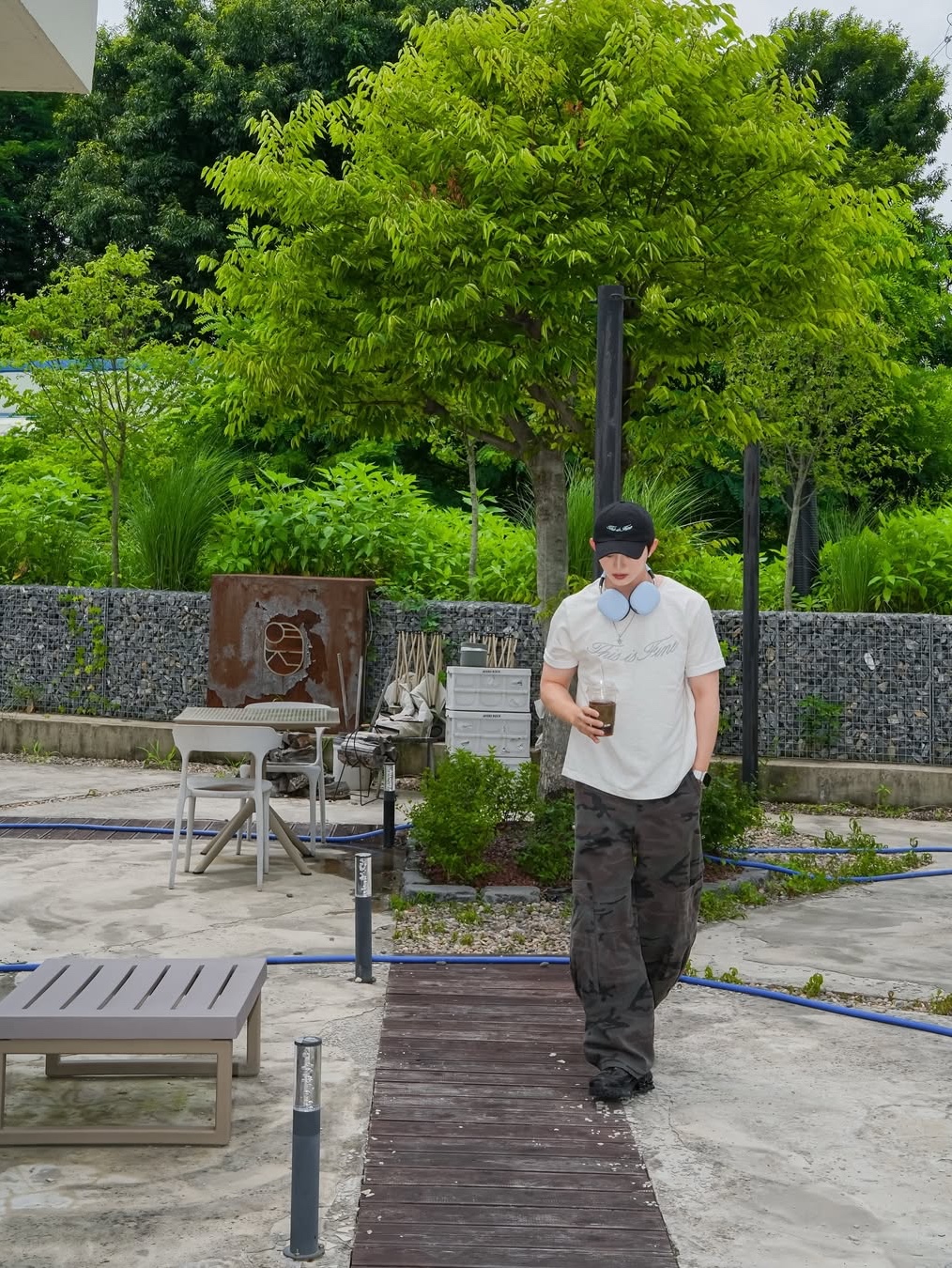 THIS IS FINE Oversized Signature Tee Oat, THIS IS FINE Signature Ball Cap Black 착용 스타일 - 5