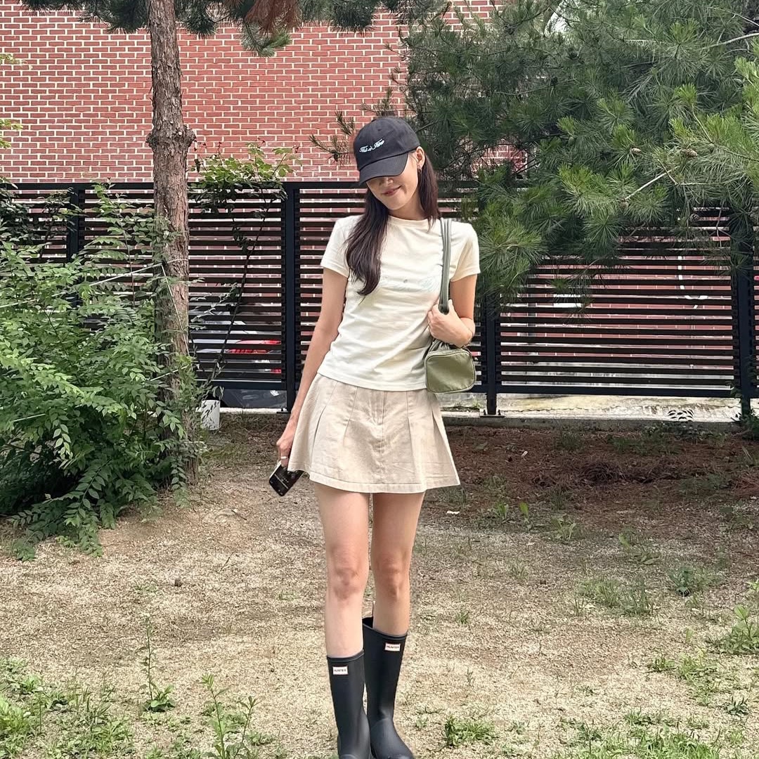 THIS IS FINE Signature Ball Cap Black, THIS IS FINE Cropped Signature Tee Cream 착용 스타일 - 1