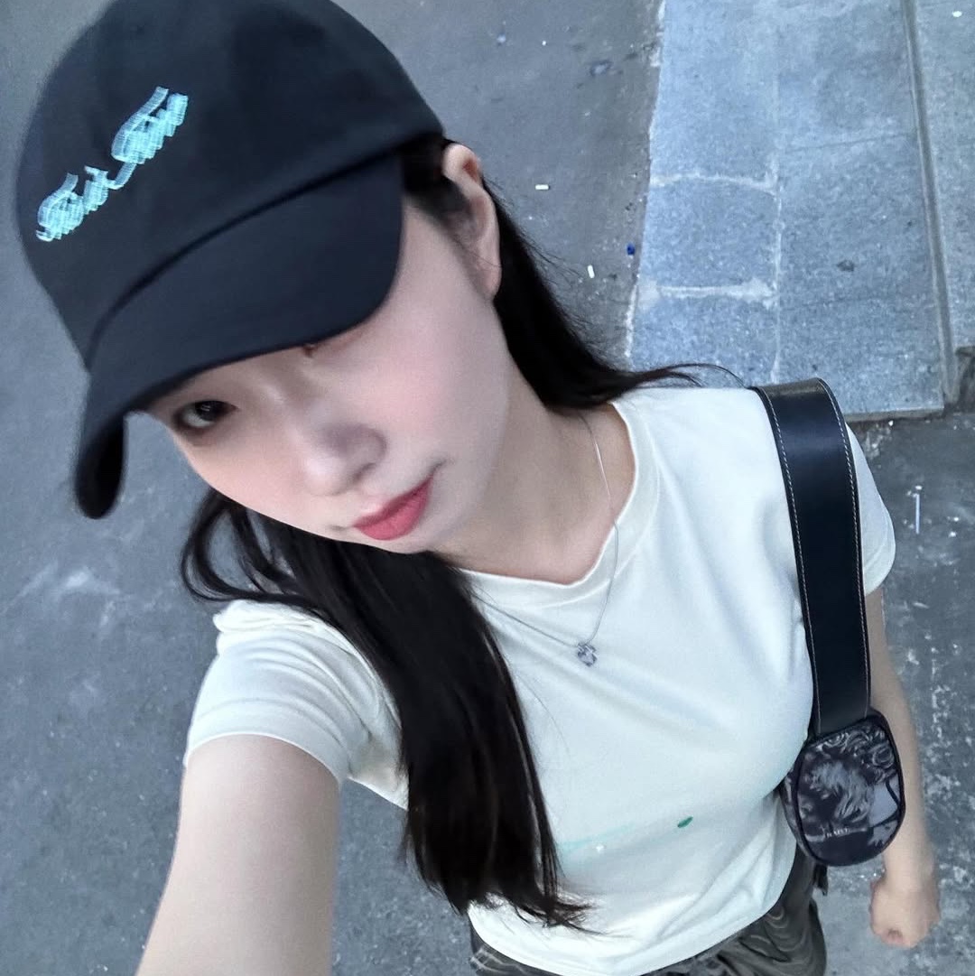 THIS IS FINE Cropped Signature Tee Cream, THIS IS FINE Signature Ball Cap Black 착용 스타일 - 6