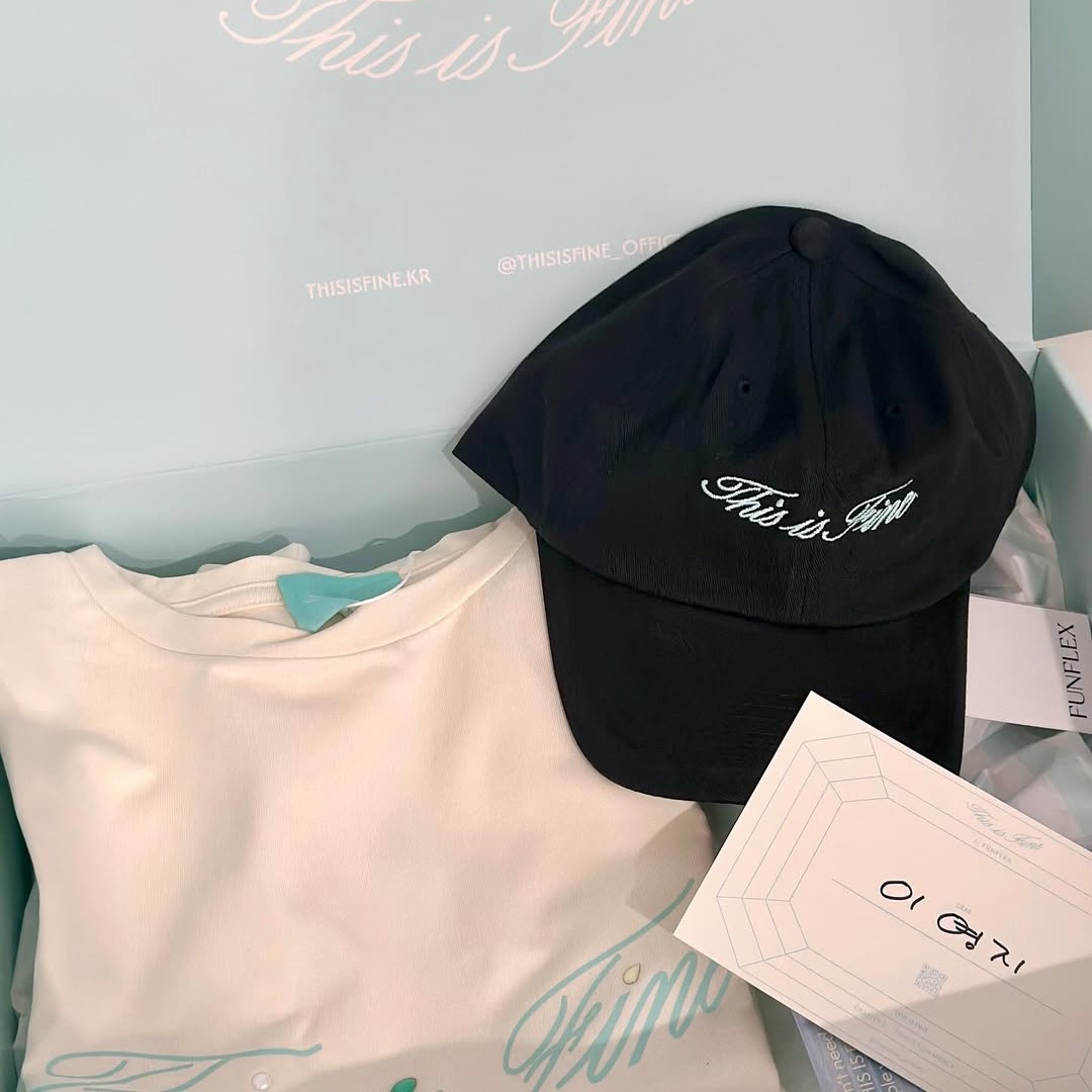 THIS IS FINE Cropped Signature Tee Cream, THIS IS FINE Signature Ball Cap Black 착용 스타일 - 4
