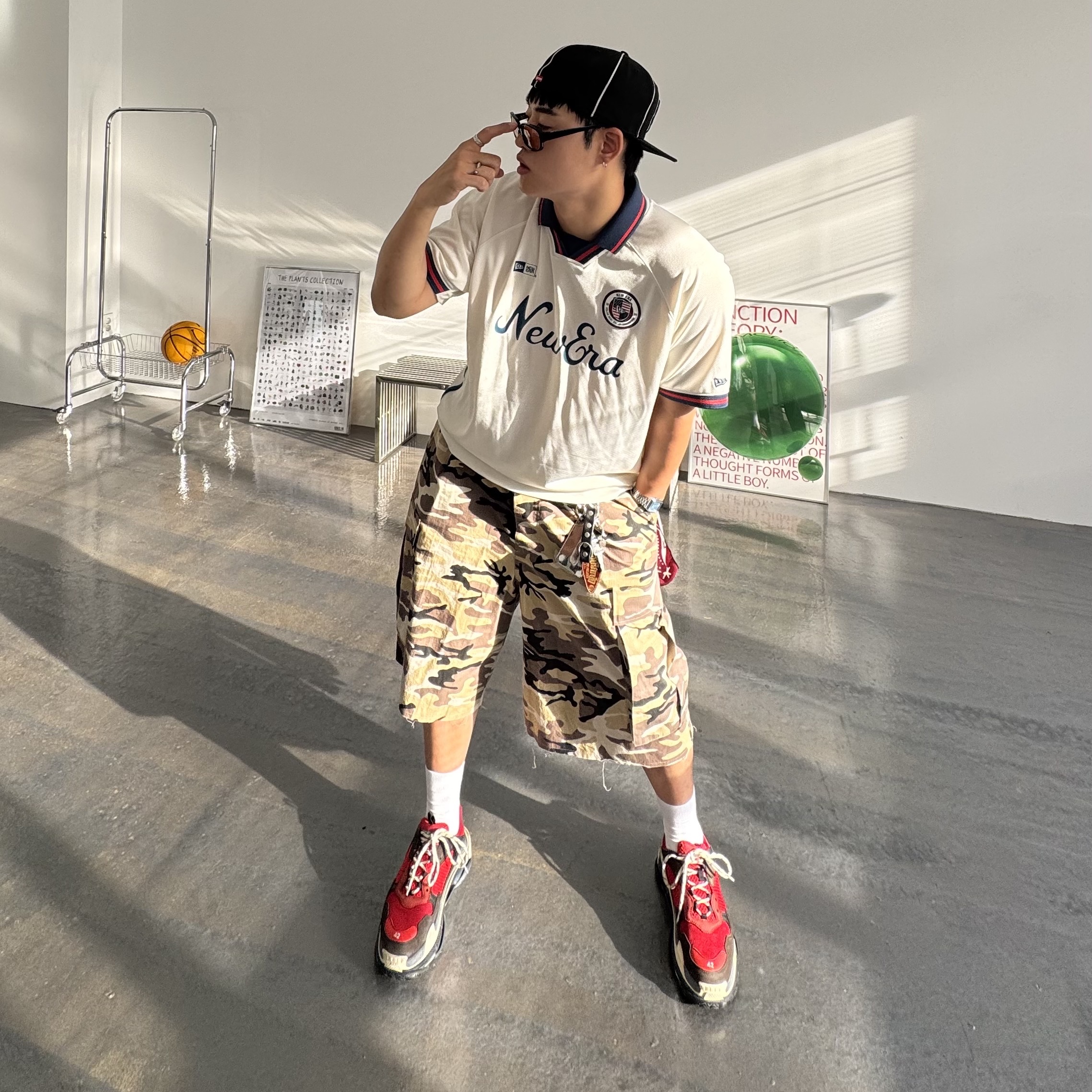 Balenciaga Triple S Red Black 2018, Undermycar Mu.45 Anti Fxxking Logo Play Big Cargo Rip-Camo Shorts Camo Beige 착용 스타일 - 1