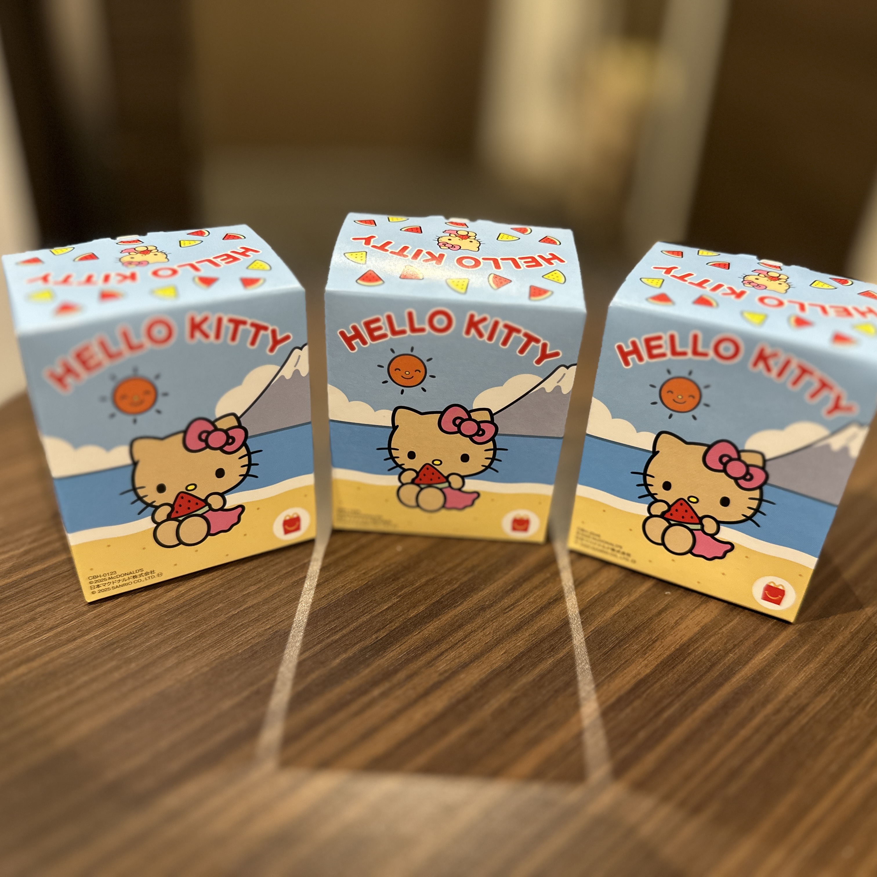 Sanrio x McDonald Sunglass Hello Kitty Mini Tray, Sanrio x McDonald Surfboard Ice Cream Maker 착용 스타일