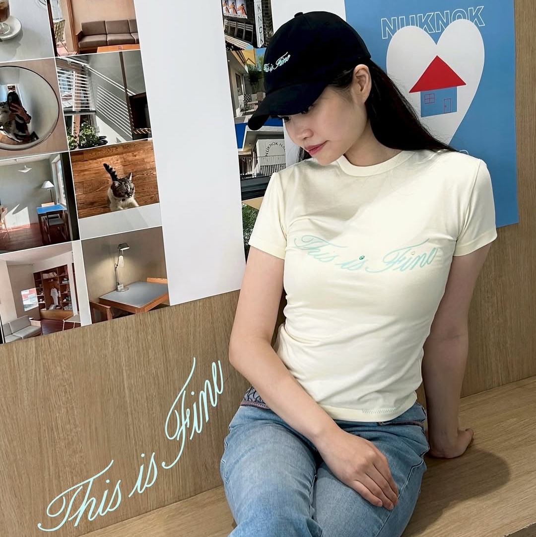 THIS IS FINE Cropped Signature Tee Cream, THIS IS FINE Signature Ball Cap Black 착용 스타일 - 1