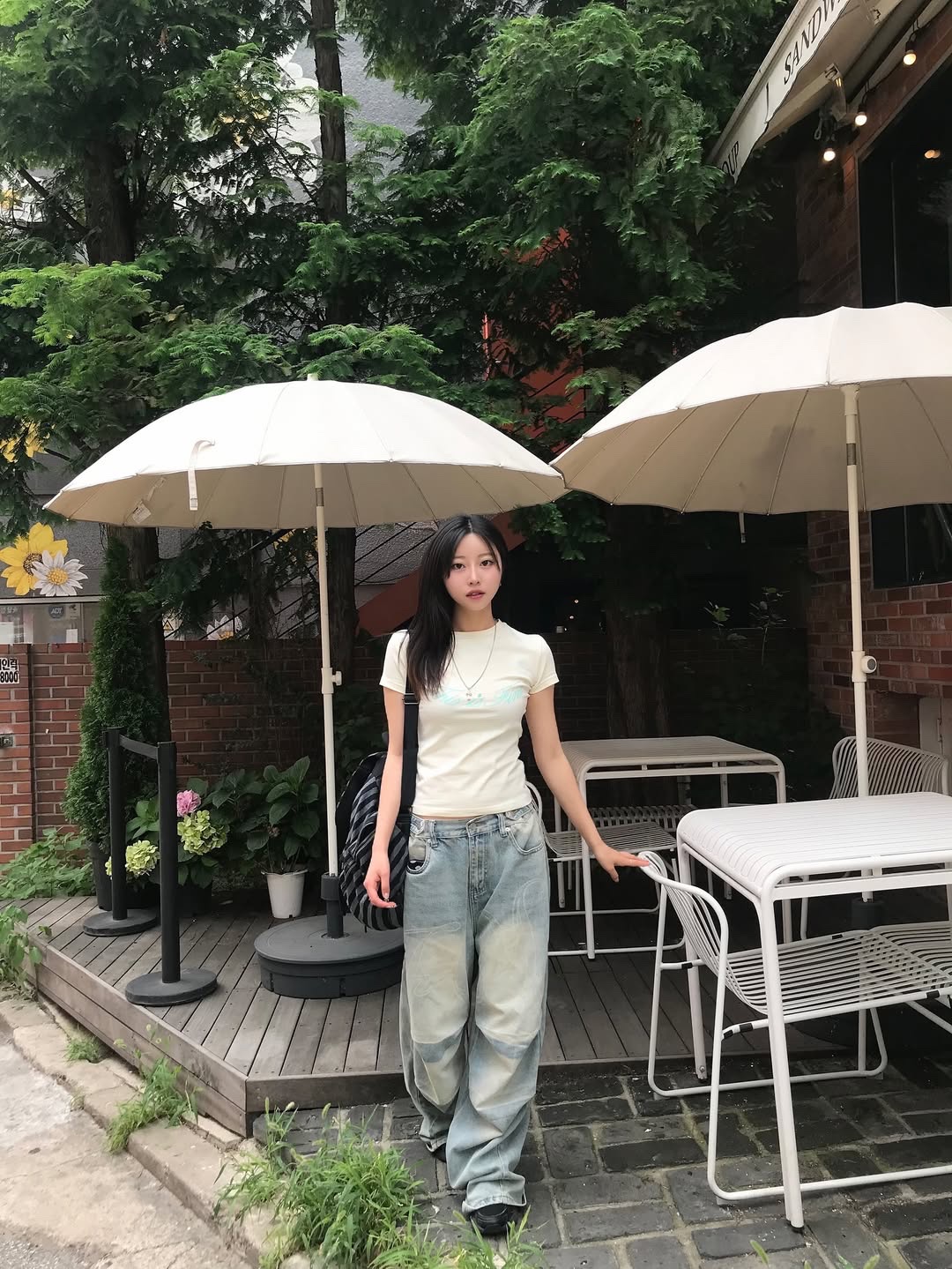 THIS IS FINE Cropped Signature Tee Cream 착용 스타일 - 2