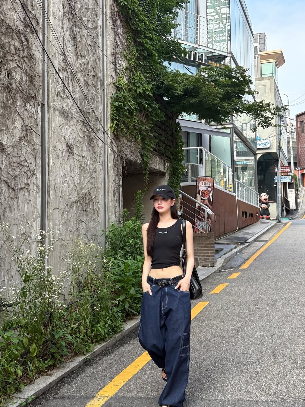 THIS IS FINE Ribbed Sleeveless Top Black, THIS IS FINE Signature Ball Cap Black 착용 스타일 - 3
